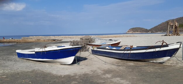 Foto barcos ancorados na praia contra o céu