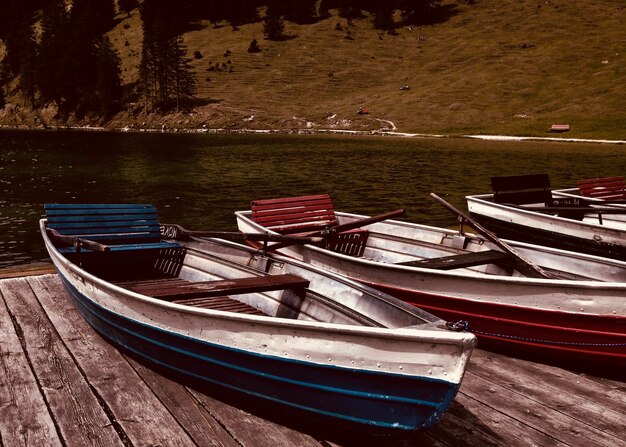 Foto barcos ancorados no cais ao lado do lago