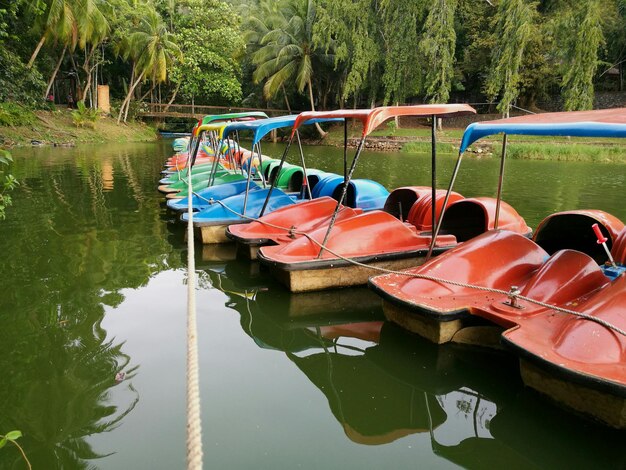 Foto barcos ancorados no lago