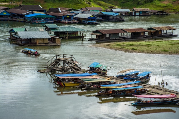 Barcos ancorados no lago
