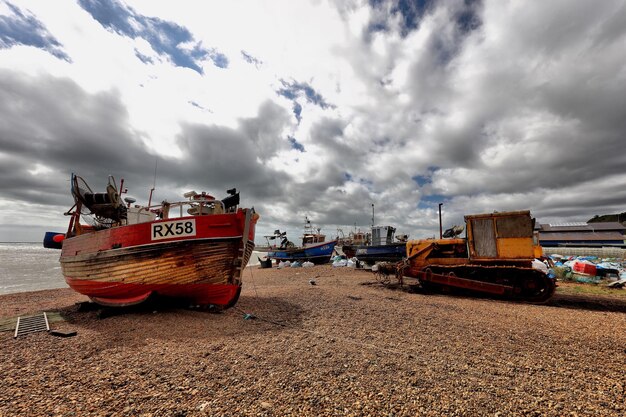 Barcos ancorados no mar contra um céu nublado