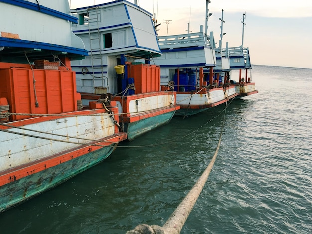 Barcos ancorados no mar