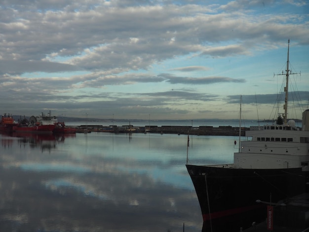 Foto barcos ancorados no porto contra o céu