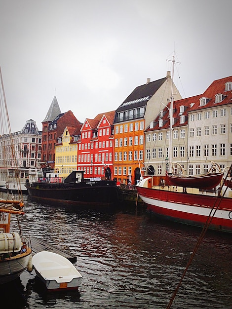 Barcos ancorados no porto de Nyhavn