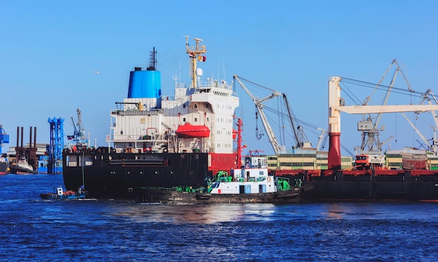 Barcos ancorados no porto no mar contra o céu