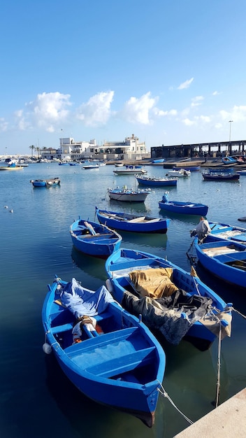 Foto barcos ancorados no porto