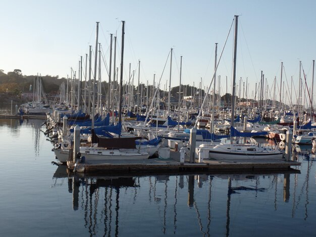 Foto barcos ancorados no porto