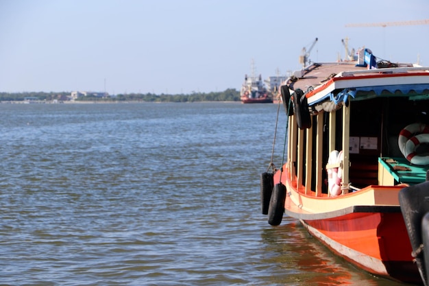 Barcos ancorados no vasto rio Negócio de travessia lento