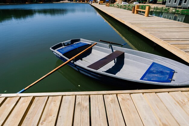 Barcos antigos em um lago, mundo da beleza. Estilo retrô.
