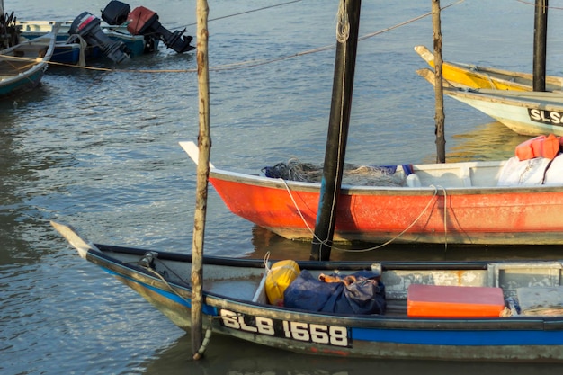 Barcos atracados no mar