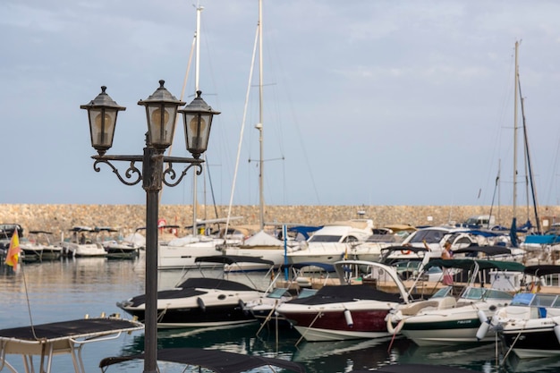 Barcos atracados en un puerto deportivo