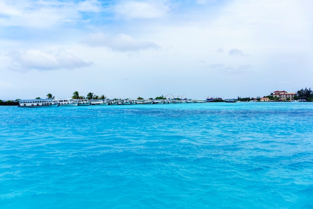 Los barcos atracan en los puertos de Maldivas en Malé esperando para recoger turistas, la República de Maldivas