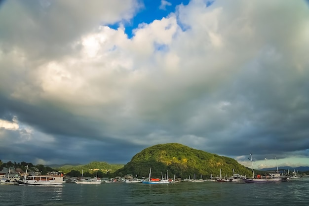 Barcos en la bahía de Labuhan Bajo