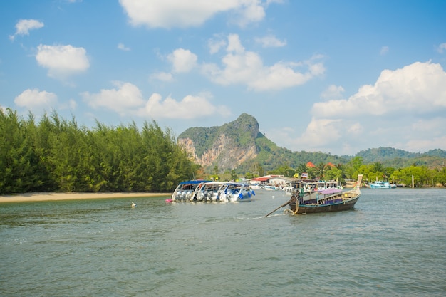 Barcos y barcos de cola larga que se mueven al puerto de Nopparat Thara en la provincia de Krabi Tailandia