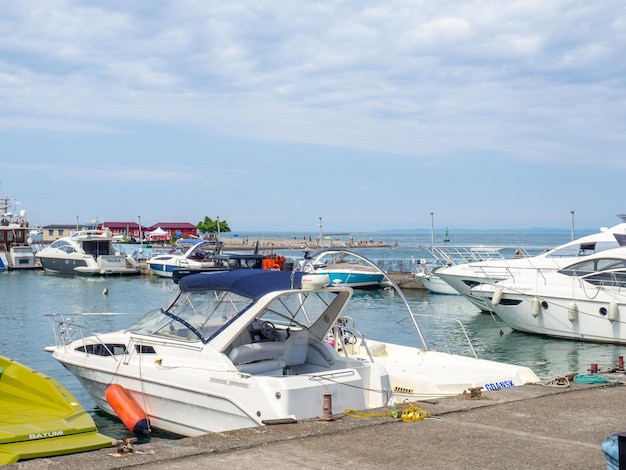Barcos y barcos en el puerto de Batumi Buques en el puerto amarrados a la orilla de la corte