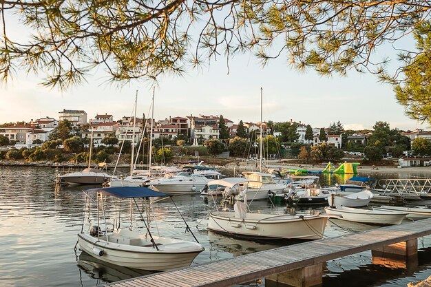 Barcos blancos en el puerto deportivo en el puerto de la bahía del mar adriático en Pula, Croacia en verano