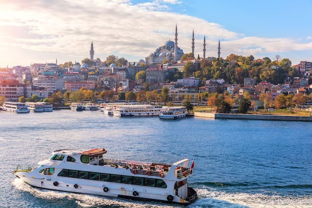 Barcos en el Bósforo, el muelle de Eminonu y la Mezquita de Suleymaniye, Estambul.