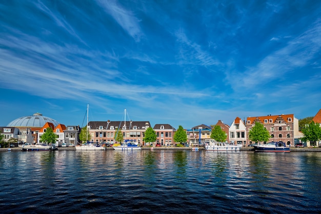Barcos y casas en el río Spaarne. Haarlem, Países Bajos