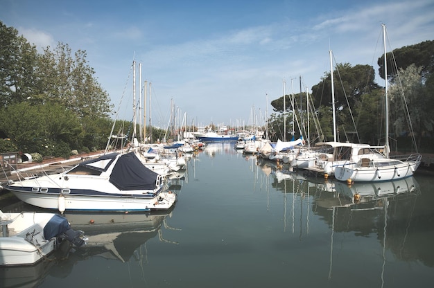 Barcos en Cesenatico en el puerto del canal