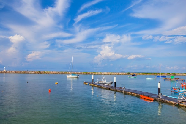 Barcos y cielo azul