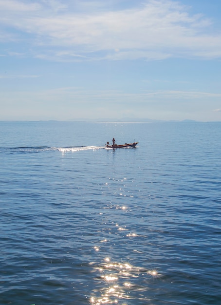 Barcos y cielo azul