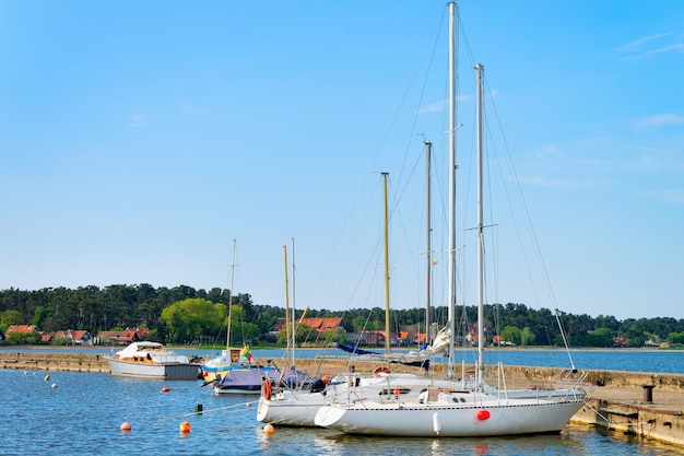 Barcos en la ciudad turística de Nida cerca de Klaipeda en Neringa en el Mar Báltico en el Curonian Spit en Lituania.