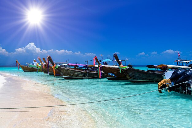 Barcos de cola larga en la playa de arena blanca Isla de bambú Phi Phi And