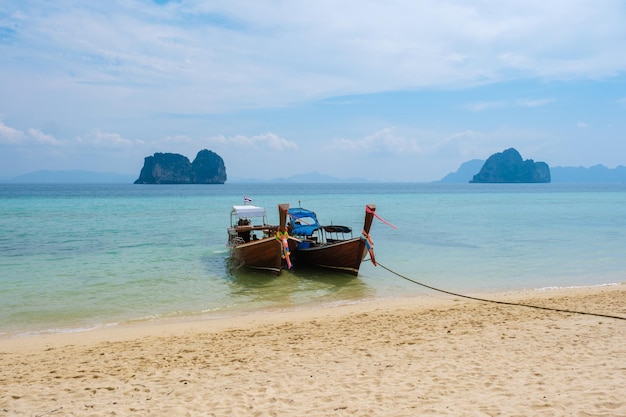 Barcos de cola larga en la playa de la isla tropical de Koh Ngai en el mar de Andamán Trang en Tailandia