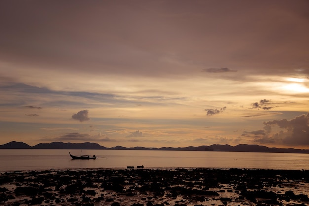 Barcos de cola larga en la playa tropical Golfo dorado de la puesta del sol de la provincia de Tailandia Krabi