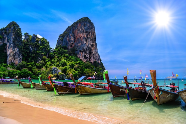 Barcos de cola larga y rocas en la playa de Railay al oeste de Ao Nang Krabi