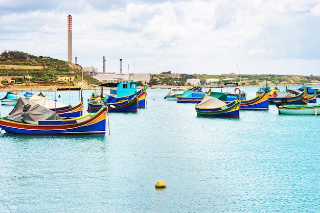 Barcos de colores Luzzu en la bahía de Marsaxlokk, isla de Malta