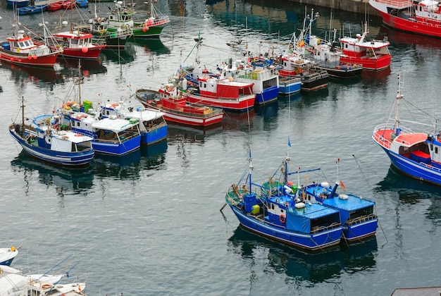 Barcos de colores en el puerto pesquero, Luarca, Asturias, España.