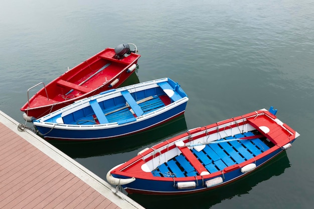 Barcos coloridos ancorados no porto de pesca