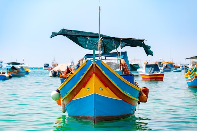 Barcos coloridos de olhos tradicionais Luzzu no porto da aldeia piscatória mediterrânica Marsaxlokk, Malta