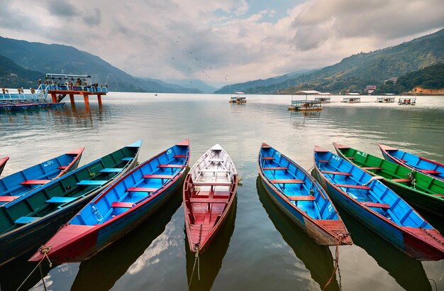 Barcos coloridos em Pokhara