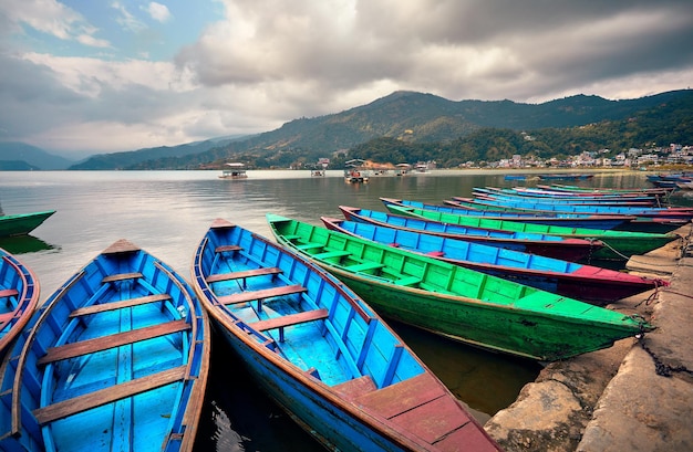 Barcos coloridos em Pokhara