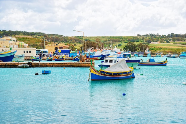 Barcos coloridos luzzu no porto de marsaxlokk, ilha de malta