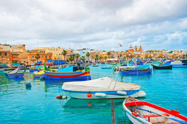 Barcos coloridos de Luzzu, puerto de Marsaxlokk en la bahía del mar Mediterráneo, isla de Malta