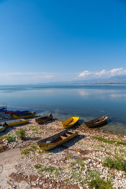 Barcos coloridos na bela paisagem de Shiroka, no Lago Shkoder Albânia