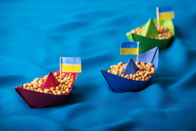 Barcos com soja ucraniana feita de conceito de origami de papel