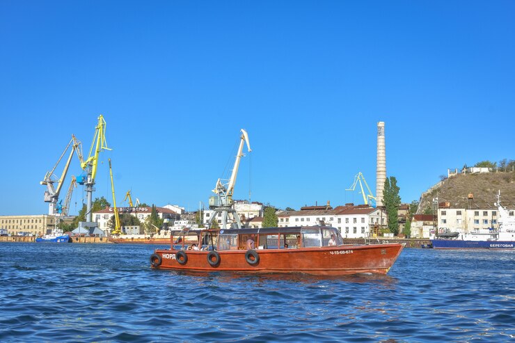 Barcos y cruceros en los muelles del puerto de Sebastopol, Mar Negro. Buques en el puerto de Sebastopol