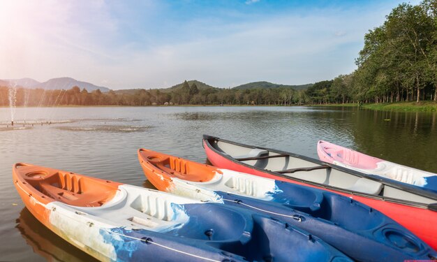 Barcos de caiaque no lago.