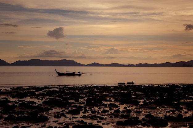 Barcos de cauda longa da praia tropicalgolfo do sol dourado da província de TailândiaKrabi