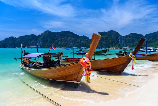 Barcos de cauda longa na ilha tropical Andaman s de Phi Phi Don da praia