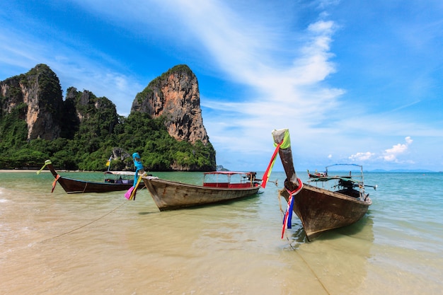 Barcos de cauda longa na praia, Tailândia