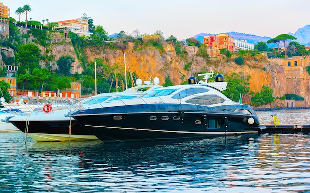 Barcos de cruzeiro de excursão e navios com turistas no porto de luxo Marina Grande em Sorrento, perto de Nápoles, no mar Tirreno, costa de Amalfi, Itália. Paraíso de verão italiano. Montanhas no litoral de Amalfitana.