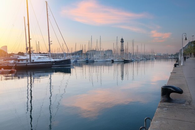 Barcos de luxo ancorados no porto Vista do porto ao pôr do sol Conceito de férias de estilo de vida