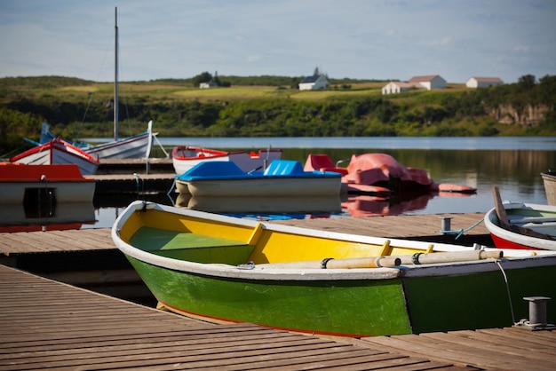 Barcos de madeira de cor flutuante com remos em um lago