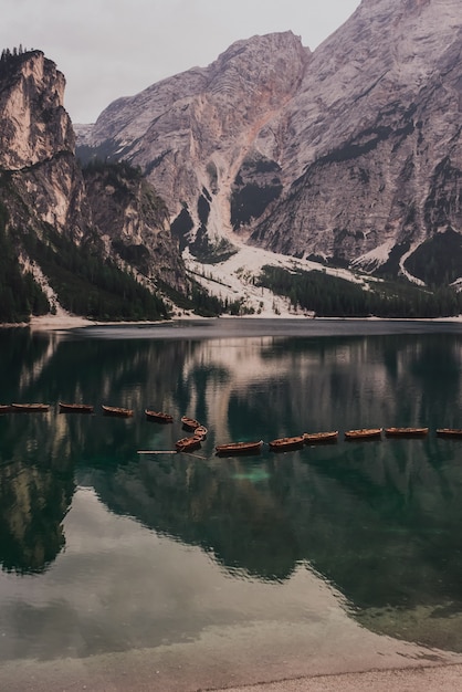 Barcos de madeira marrom no lago alpino Lago di Braies