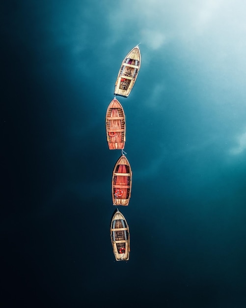Foto barcos de madeira num lago